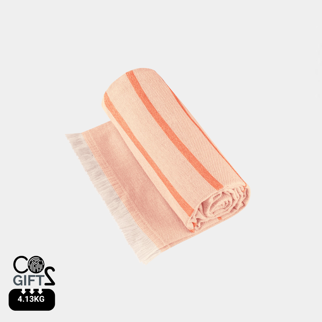 Toalla multifuncional fabricada en Europa con algodón reciclado, ligera y con baja huella de CO₂ color naranja.